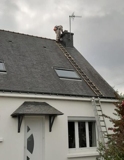 Accès au nid en toiture Technicien accédant à une toiture avec une échelle